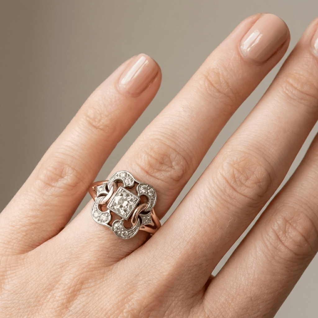 Anello Scultoreo Retrò con Diamante