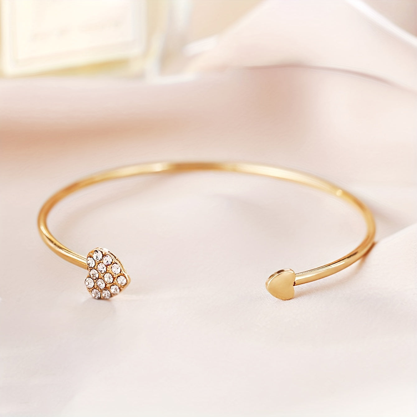 Bracciale Rigido Chic con Design a Cuore, Impreziosito da Strass Scintillanti