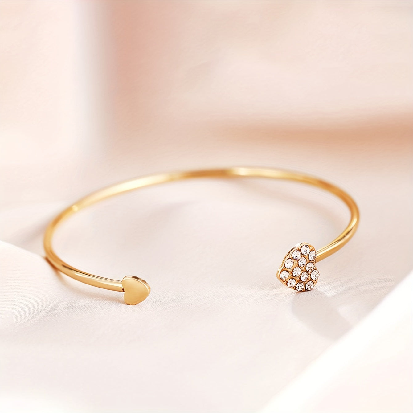 Bracciale Rigido Chic con Design a Cuore, Impreziosito da Strass Scintillanti
