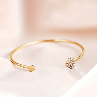 Bracciale Rigido Chic con Design a Cuore, Impreziosito da Strass Scintillanti