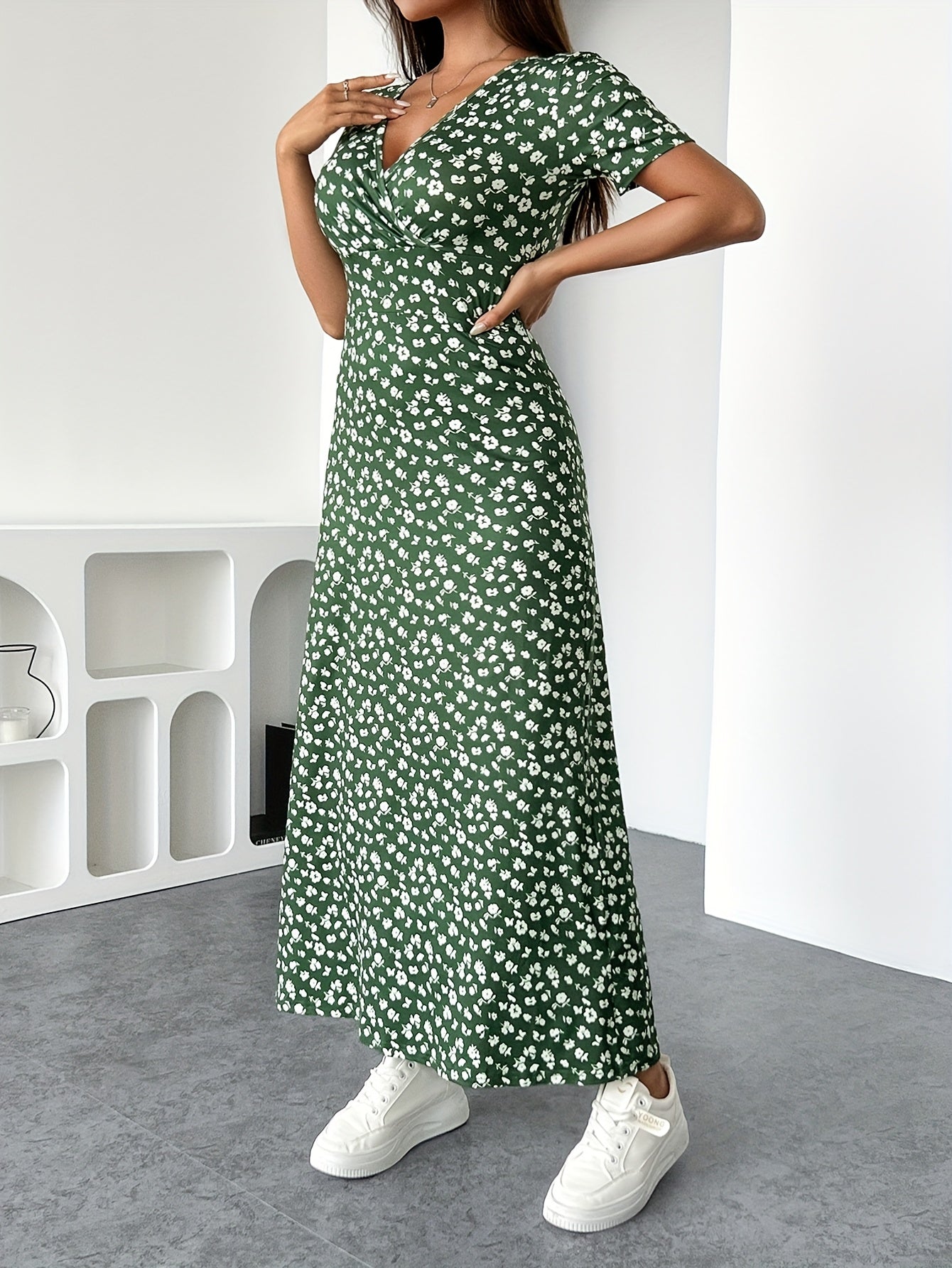 Summer Temperament, Elegant and Fashionable Design, and Loose Fitting, Suitable for Date Gatherings, Small Floral V-neck Dress