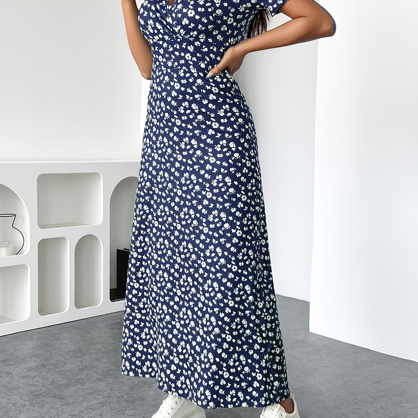 Summer Temperament, Elegant and Fashionable Design, and Loose Fitting, Suitable for Date Gatherings, Small Floral V-neck Dress
