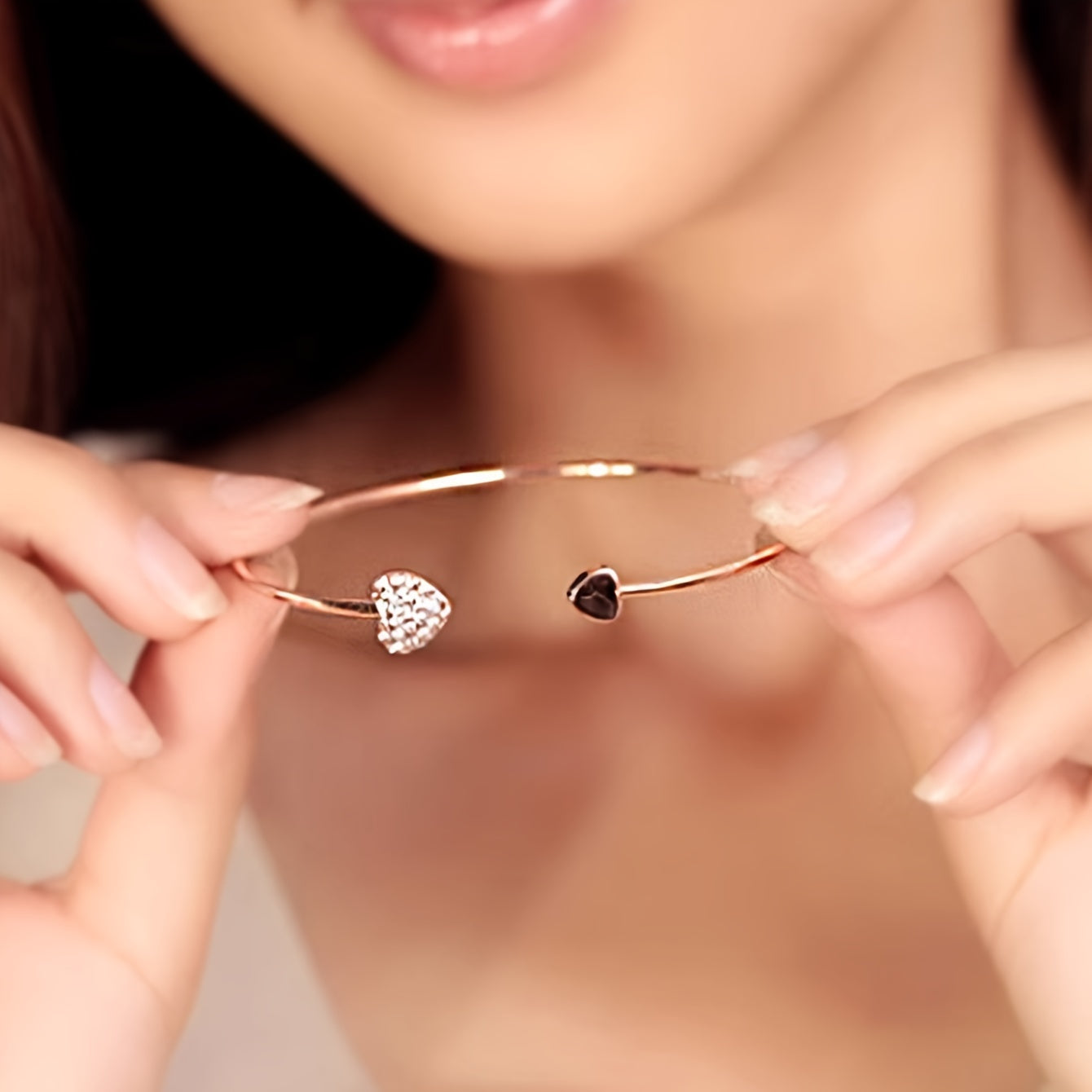 Bracciale Rigido Chic con Design a Cuore, Impreziosito da Strass Scintillanti