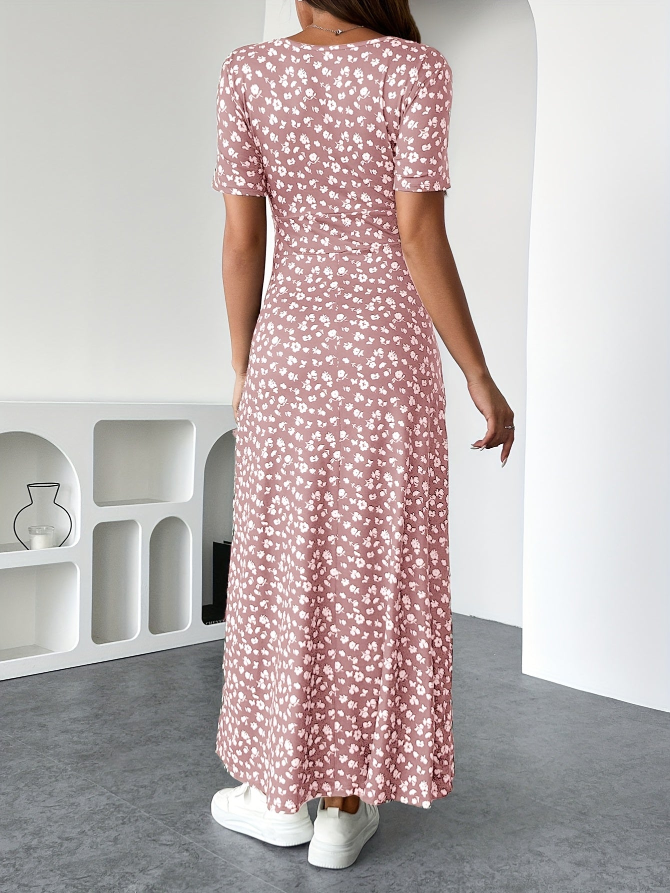 Summer Temperament, Elegant and Fashionable Design, and Loose Fitting, Suitable for Date Gatherings, Small Floral V-neck Dress
