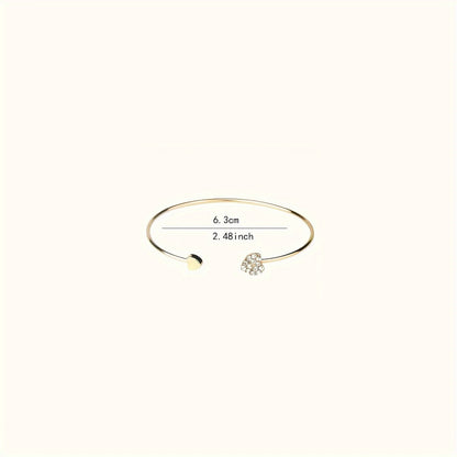 Bracciale Rigido Chic con Design a Cuore, Impreziosito da Strass Scintillanti