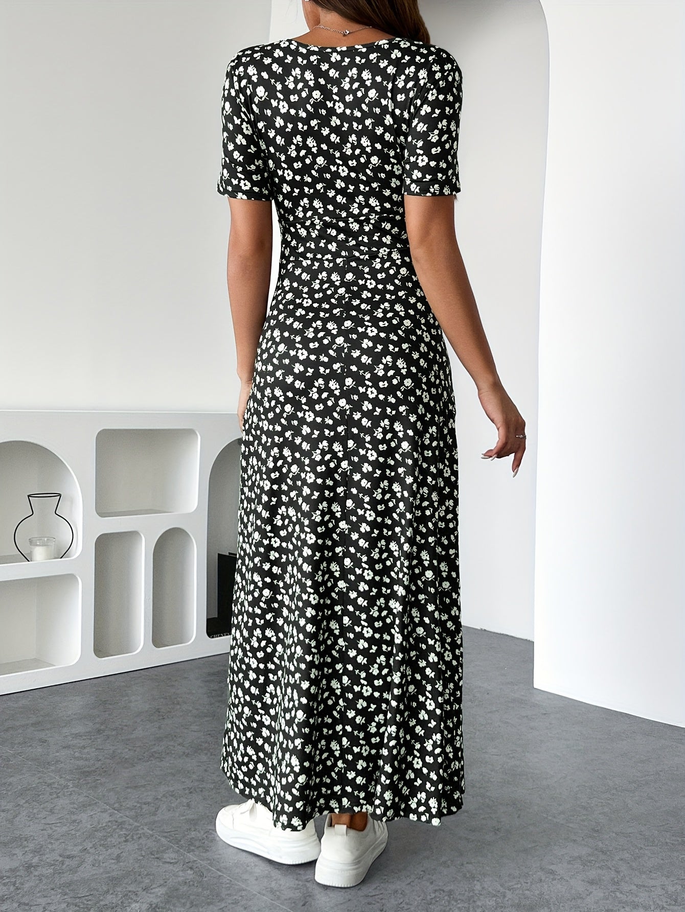 Summer Temperament, Elegant and Fashionable Design, and Loose Fitting, Suitable for Date Gatherings, Small Floral V-neck Dress