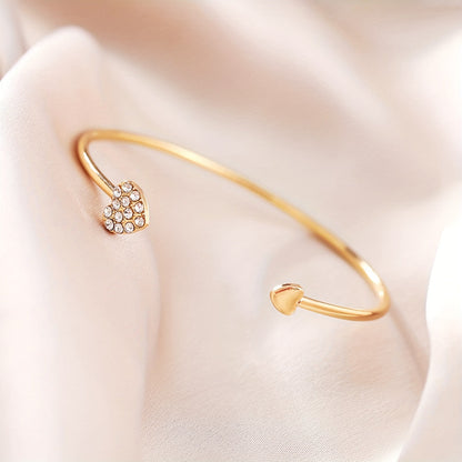 Bracciale Rigido Chic con Design a Cuore, Impreziosito da Strass Scintillanti